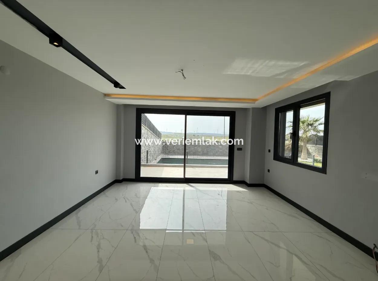 Corner Location 5 1 Villa Zum Verkauf Mit Pool In Bahçeşehir Von Veri!