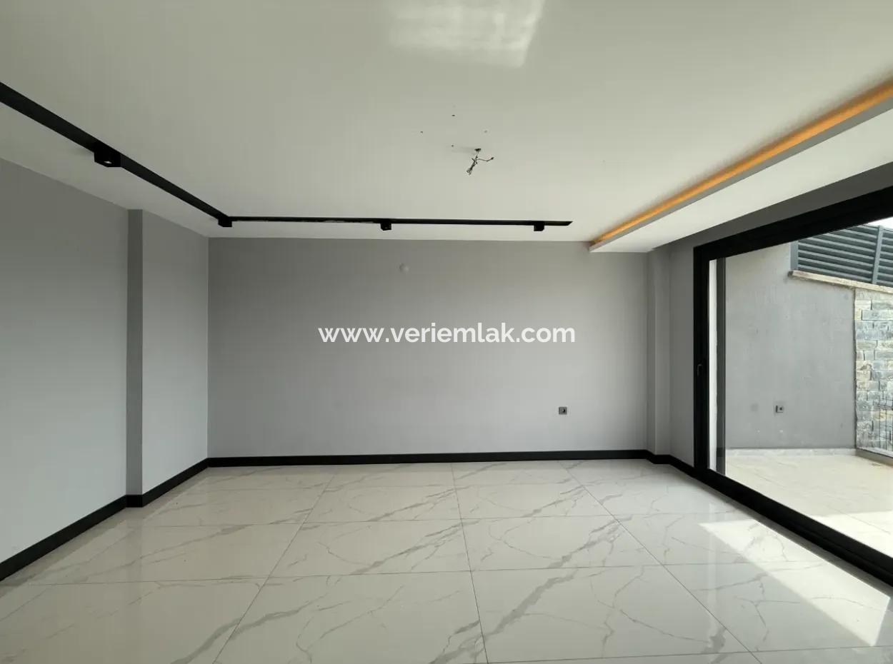 Corner Location 5 1 Villa Zum Verkauf Mit Pool In Bahçeşehir Von Veri!