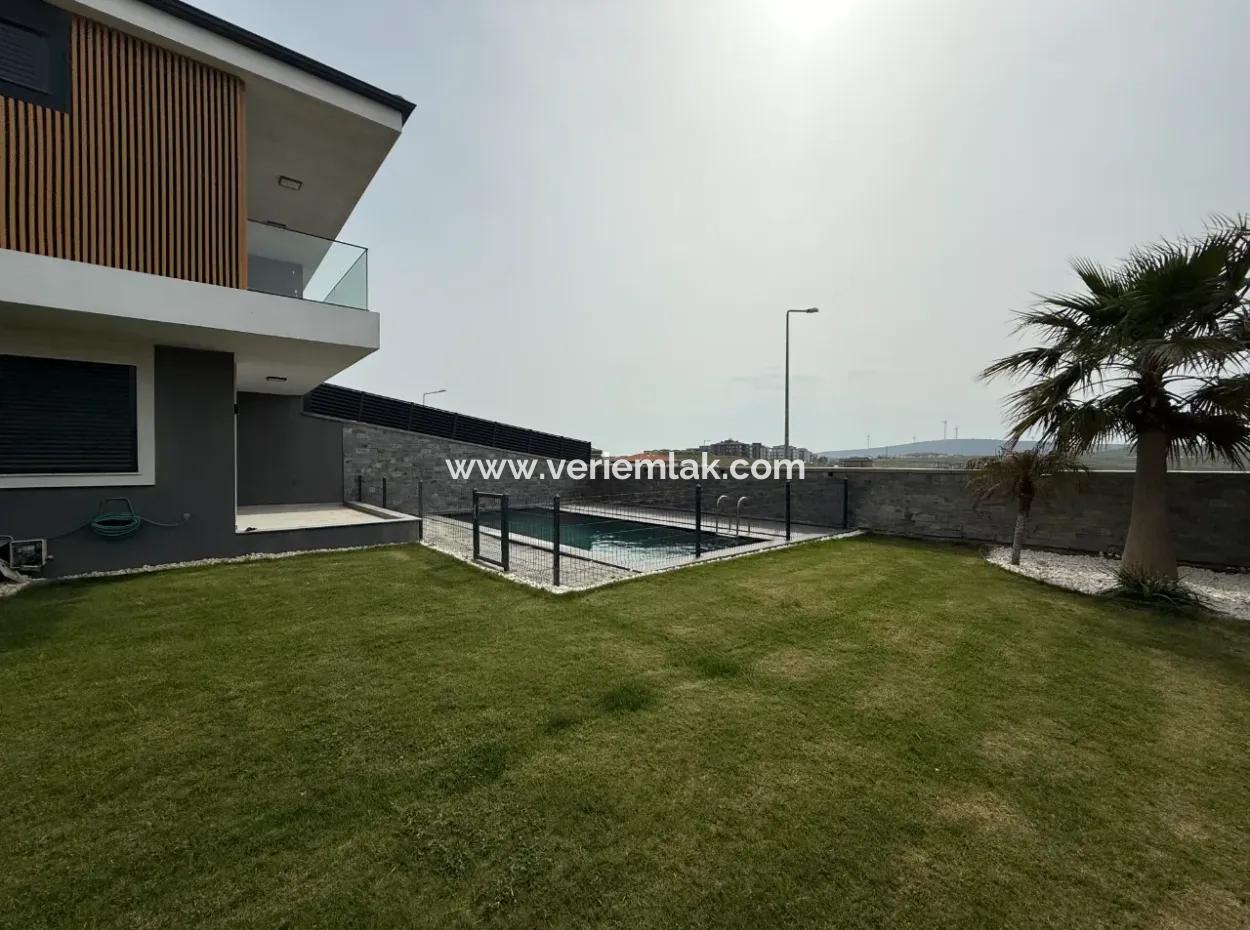 Corner Location 5 1 Villa Zum Verkauf Mit Pool In Bahçeşehir Von Veri!