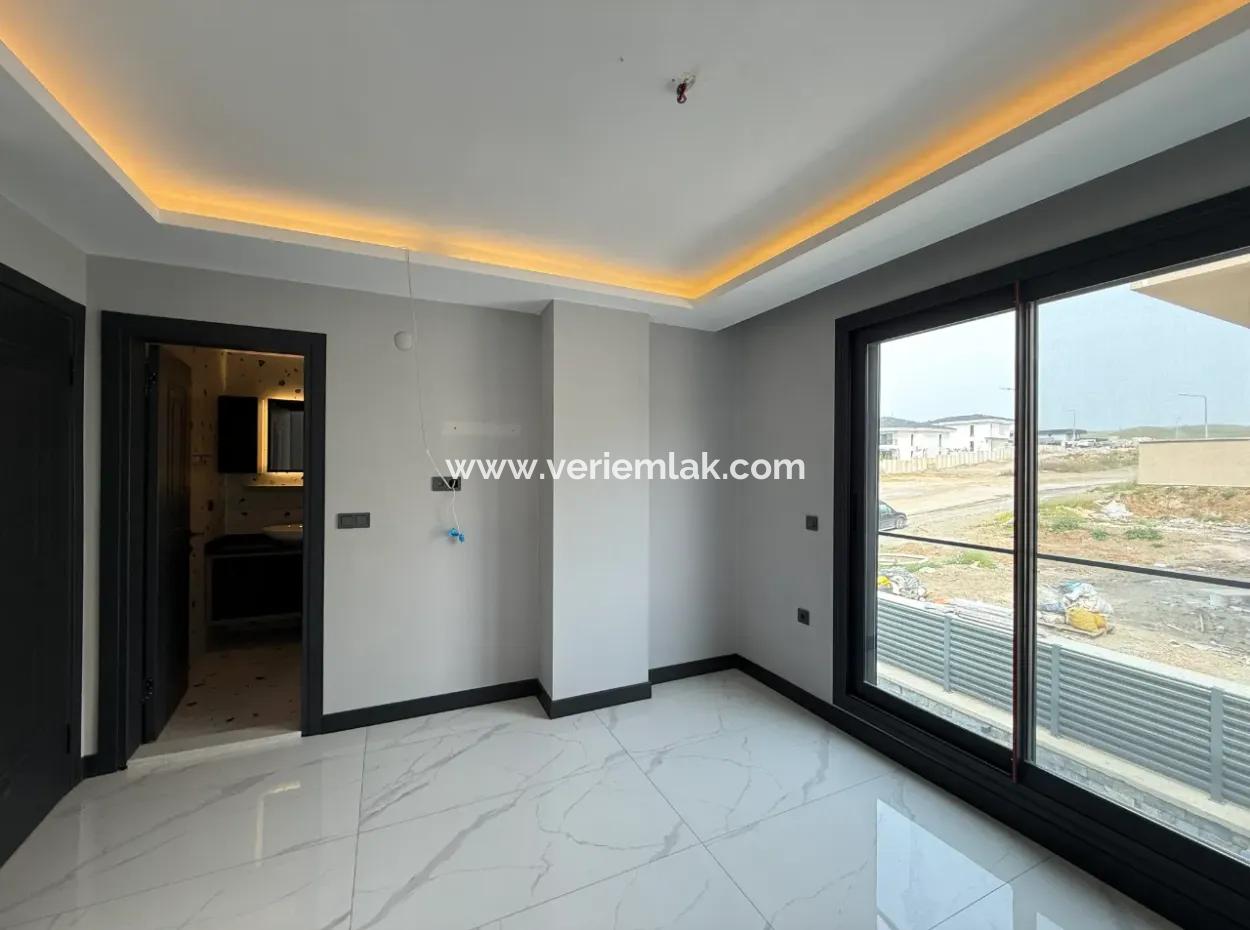 Corner Location 5 1 Villa Zum Verkauf Mit Pool In Bahçeşehir Von Veri!