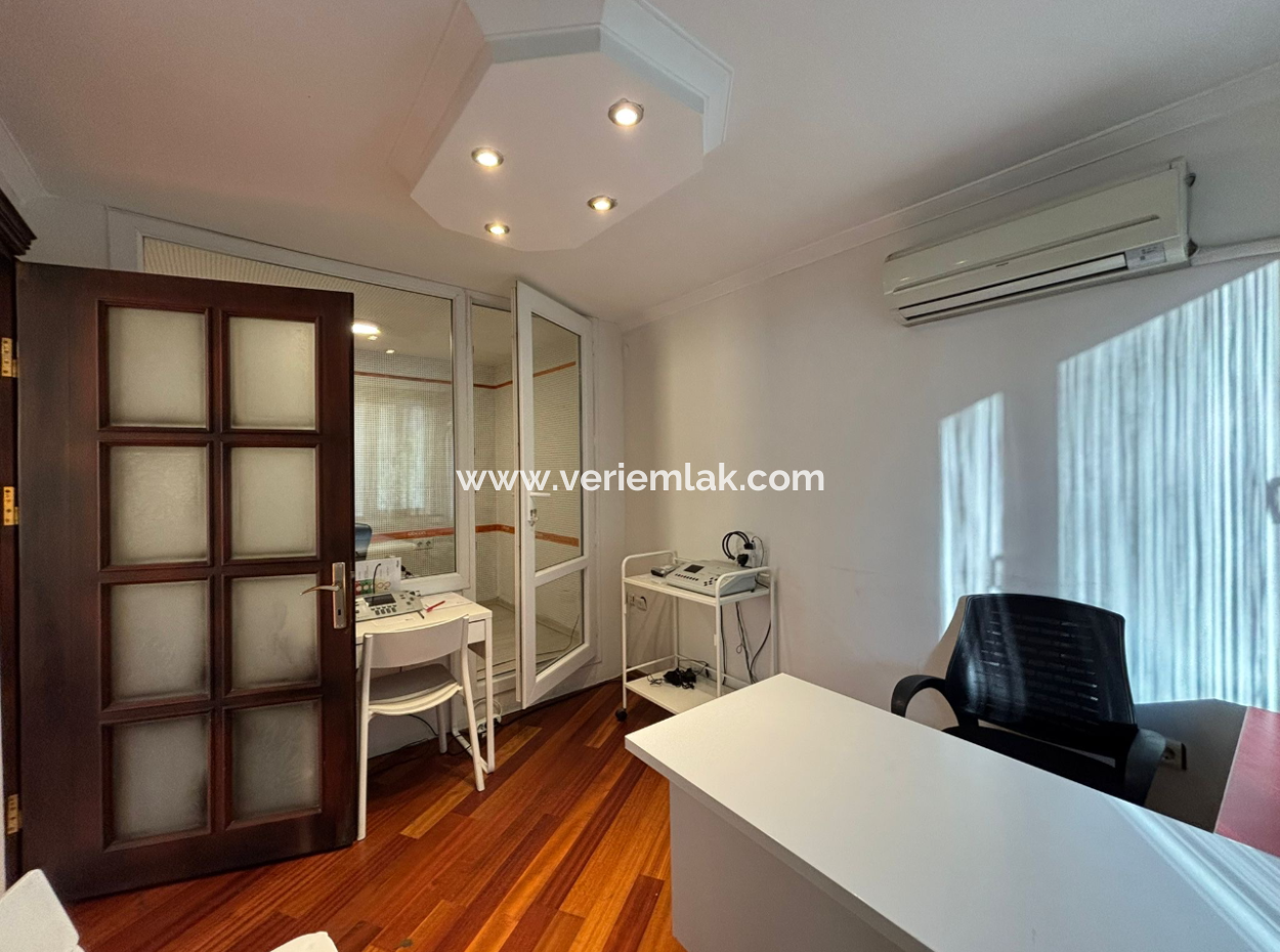 1. Stock 4 1 Ecke, Schilder Dominierten Arbeitsplatz In Alsancak Şair Eşref