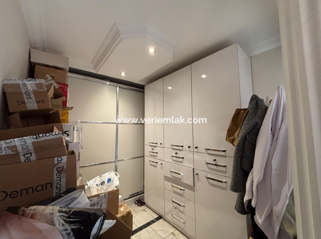 1. Stock 4 1 Ecke, Schilder Dominierten Arbeitsplatz In Alsancak Şair Eşref