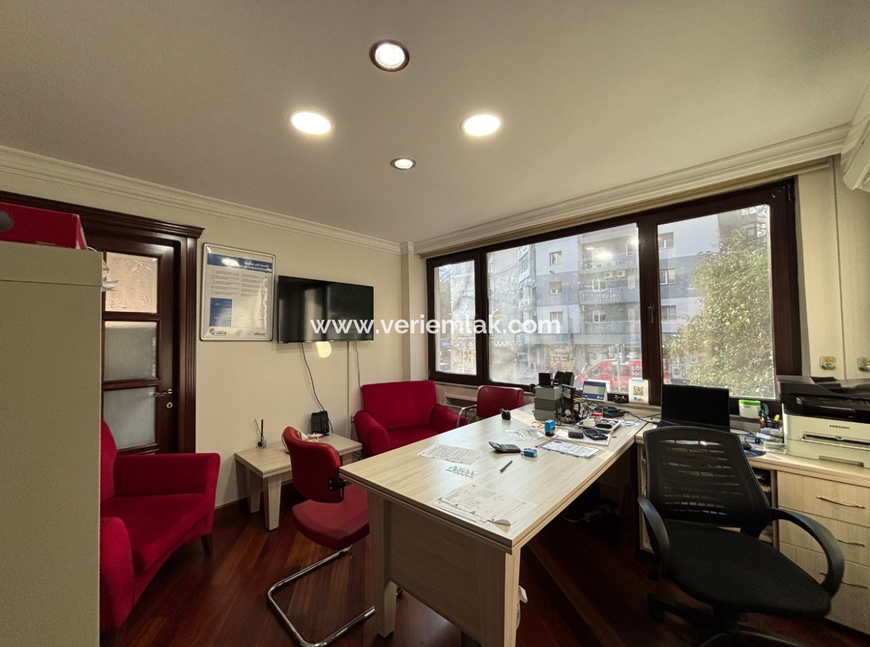 1. Stock 4 1 Ecke, Schilder Dominierten Arbeitsplatz In Alsancak Şair Eşref
