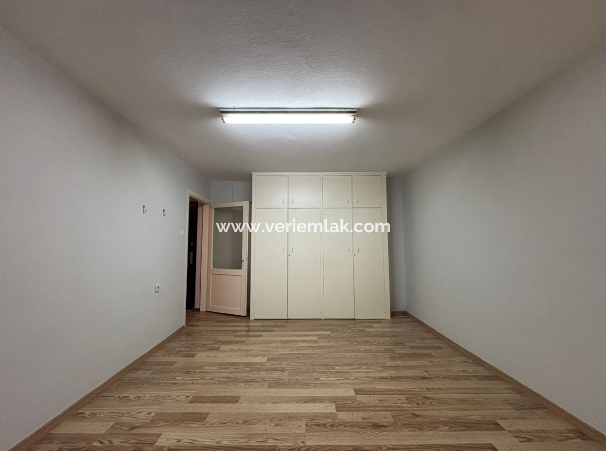 Wohnung Zur Vermietung Mit Erdgas 3 1 140 M² In Der Nähe Des Alsancak Trt-Gebäudes