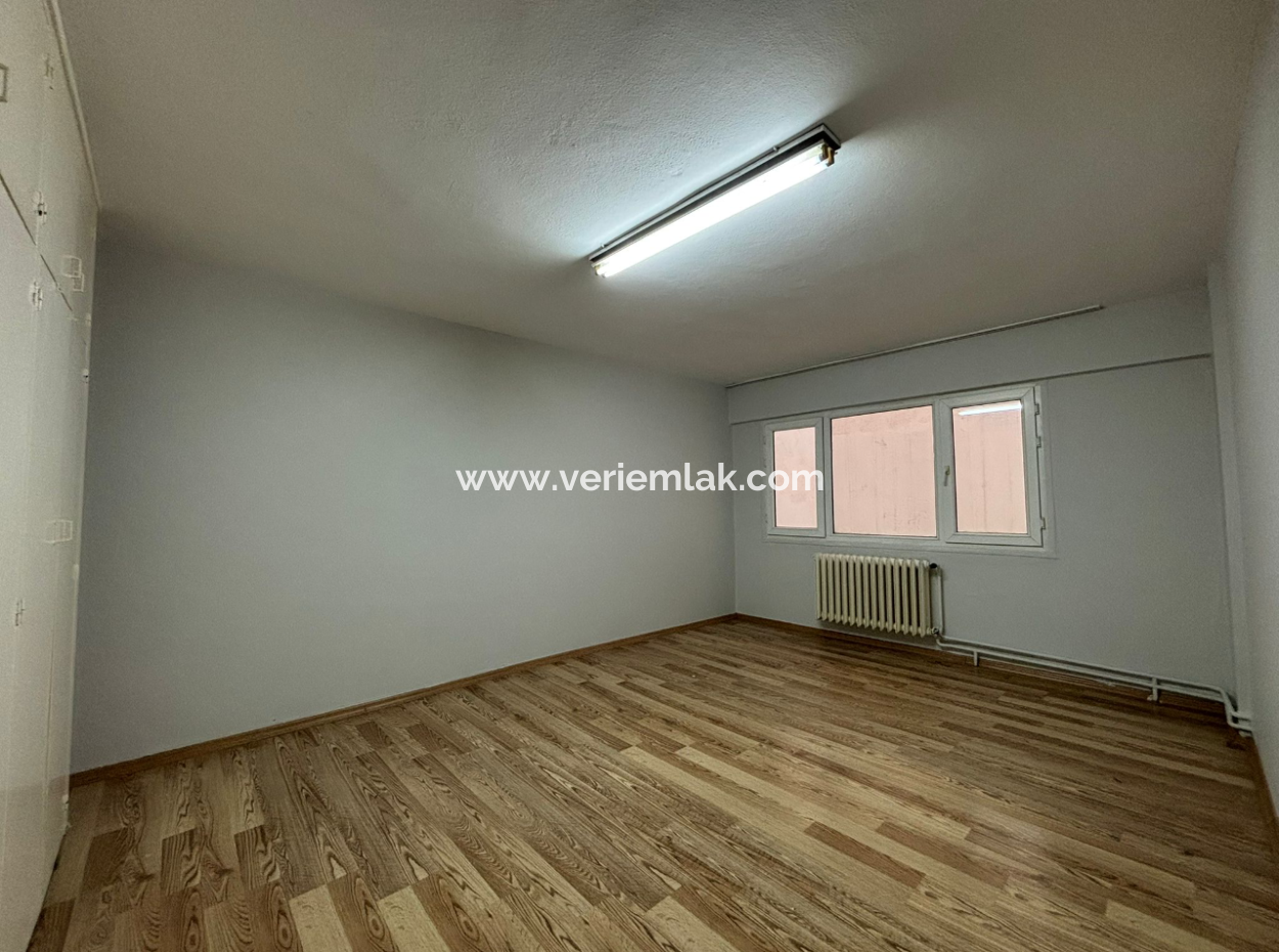 Wohnung Zur Vermietung Mit Erdgas 3 1 140 M² In Der Nähe Des Alsancak Trt-Gebäudes