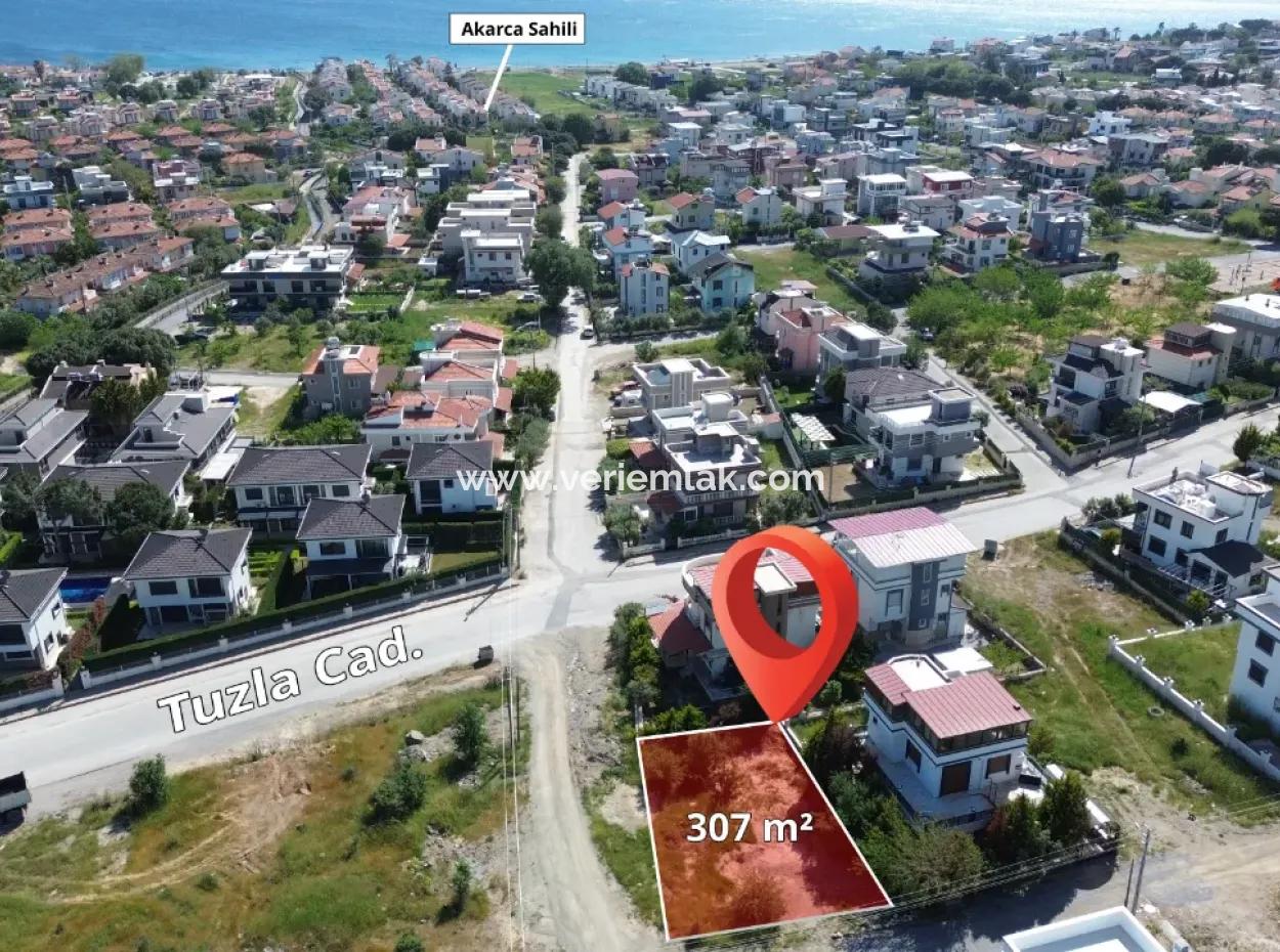 Grundstück Zum Verkauf In Seferihisar Akarca An Einer Ecke In Fußläufiger Entfernung Zum Meer Mit Villa-Zonierung