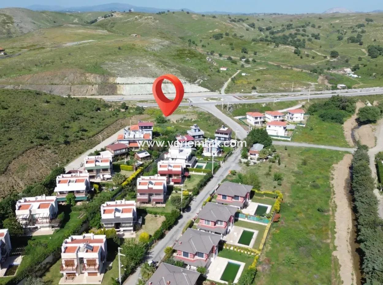 Grundstück Zum Verkauf Mit 2 Separaten Villen, Die In Der Bucht Von Seferihisar Akarca Orşal Ausgewiesen Sind