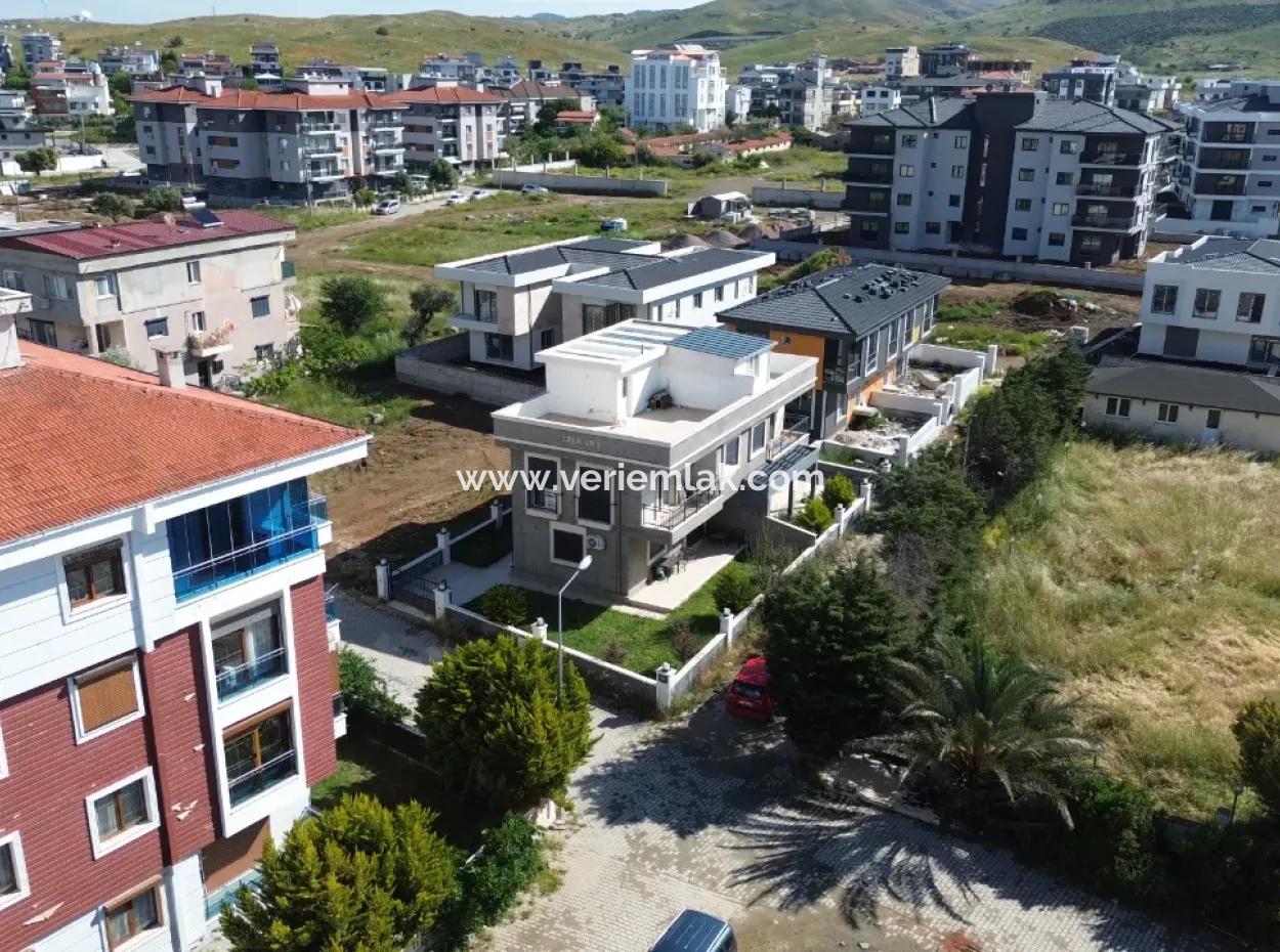 Doppelhaus Mit Ecklage, Großem Garten, Terrasse In Seferihisar Çolakibrahimbey