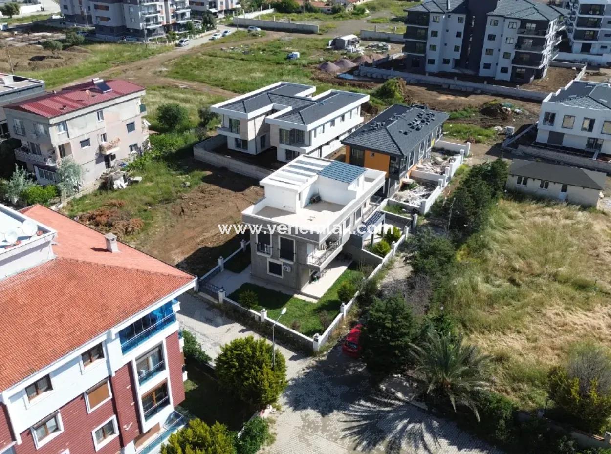 Doppelhaus Mit Ecklage, Großem Garten, Terrasse In Seferihisar Çolakibrahimbey