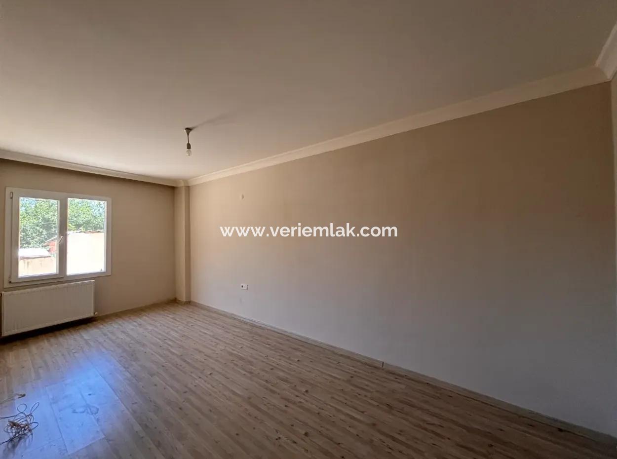Geräumige 2 Zimmer Mit 1 Wohnungen Zum Verkauf Mit Terrasse Und Balkon Im Viertel Çolakibrahimbey