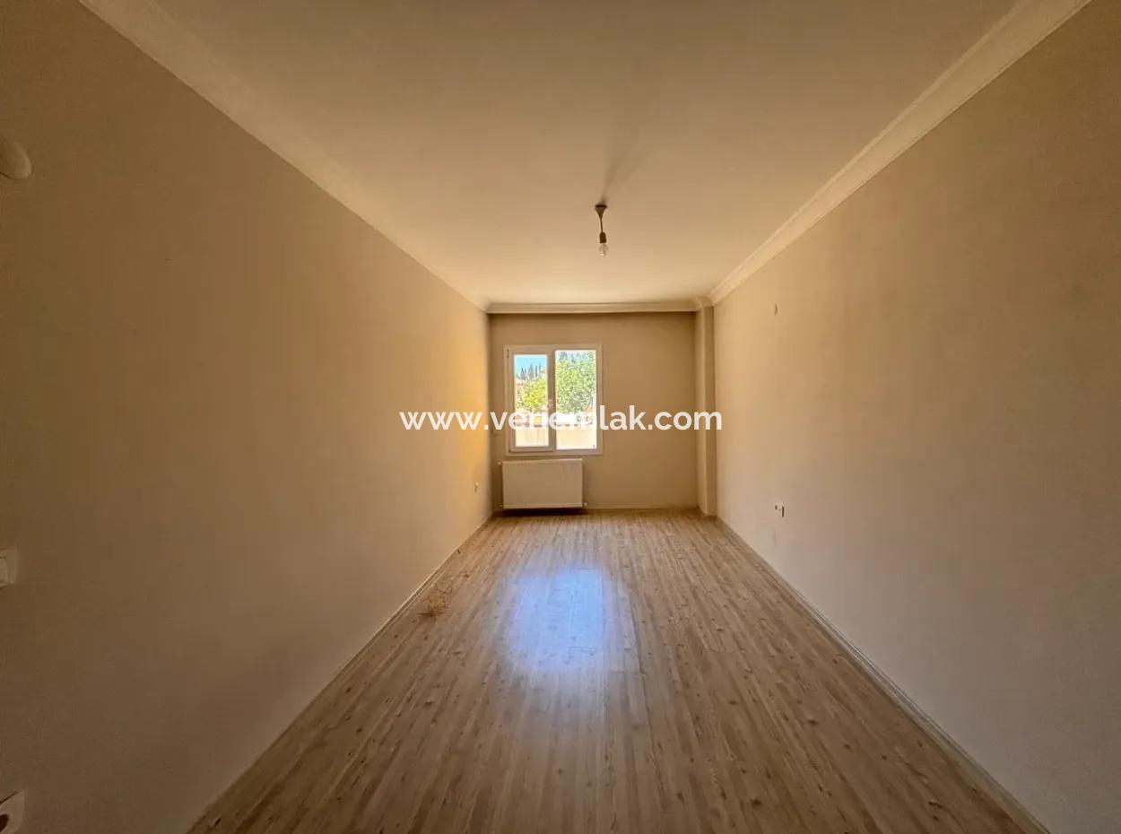 Geräumige 2 Zimmer Mit 1 Wohnungen Zum Verkauf Mit Terrasse Und Balkon Im Viertel Çolakibrahimbey