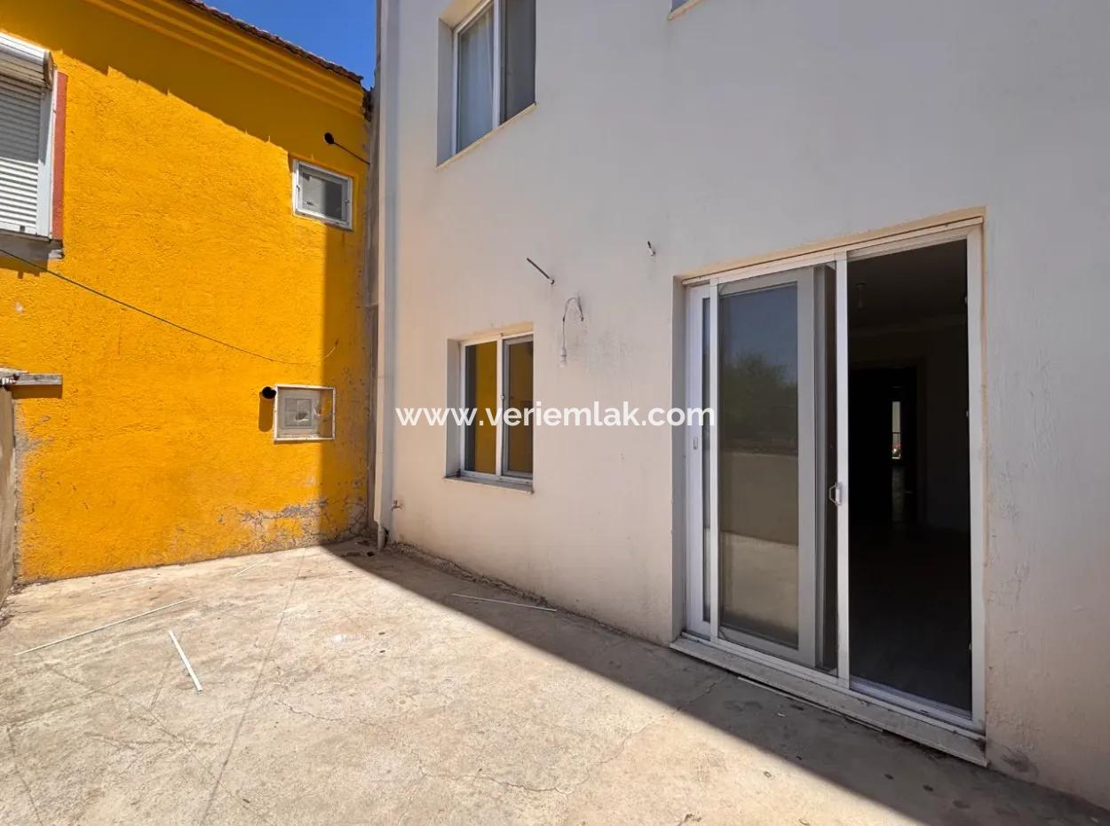 Geräumige 2 Zimmer Mit 1 Wohnungen Zum Verkauf Mit Terrasse Und Balkon Im Viertel Çolakibrahimbey