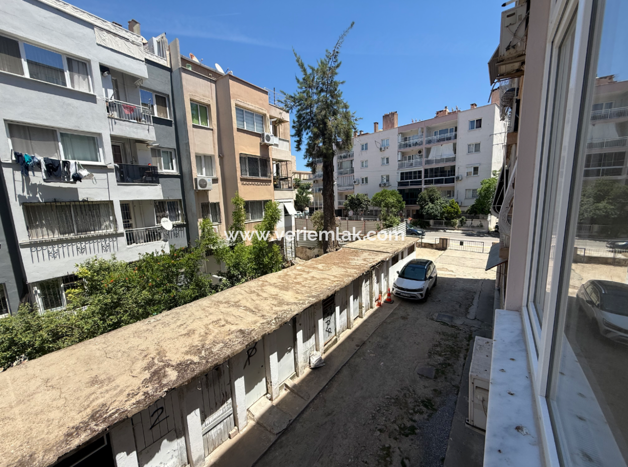 Vollständig Renoviertes Zwischengeschoss Mit Parkplatz Neben Dem Göztepe-Stadion In Güzelyali