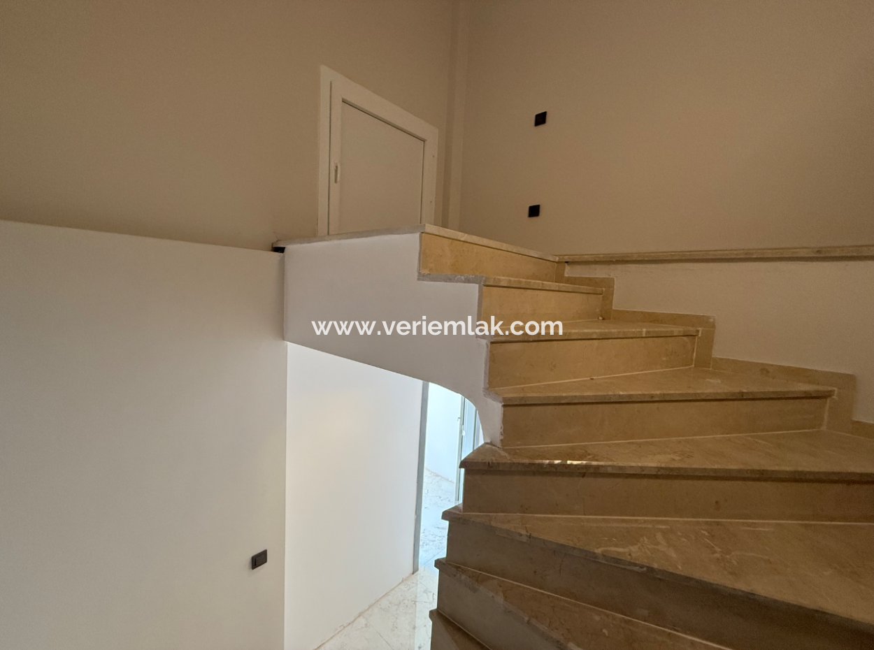 4 1 Triplex-Villa Im Stadtteil Seferihisar Camikebir