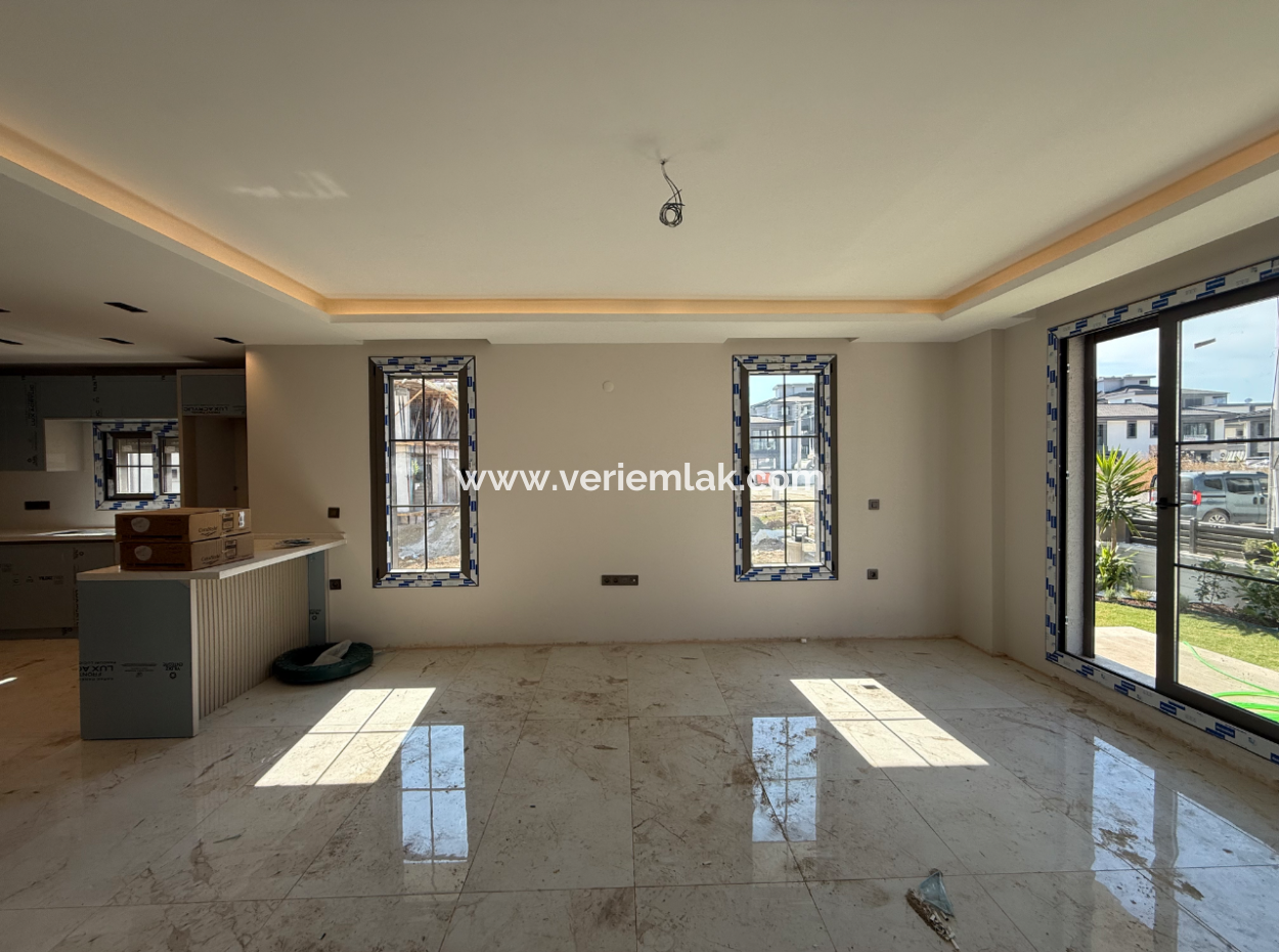 4 1 Triplex-Villa Im Stadtteil Seferihisar Camikebir
