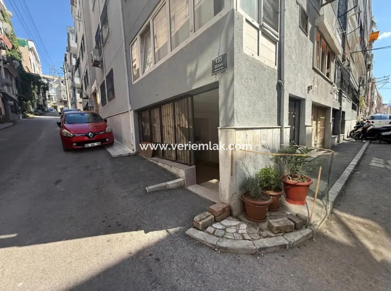 Sehr Nahe An Der Hauptstraße In Küçükyalı Gelegen, 30 M² Großes Geschäft
