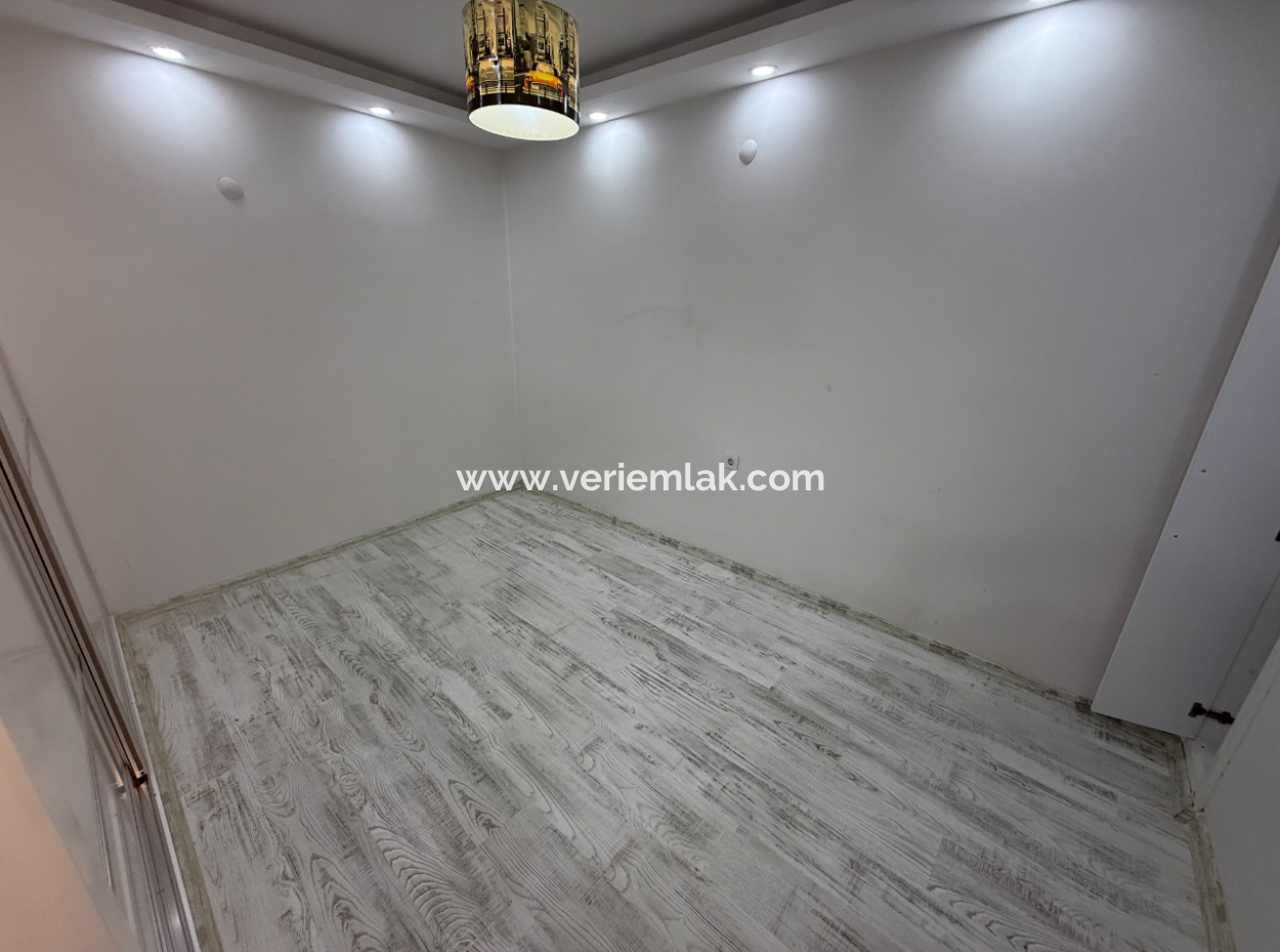 Freistehender Eingang Renovierte Strassenähe In Göztepe