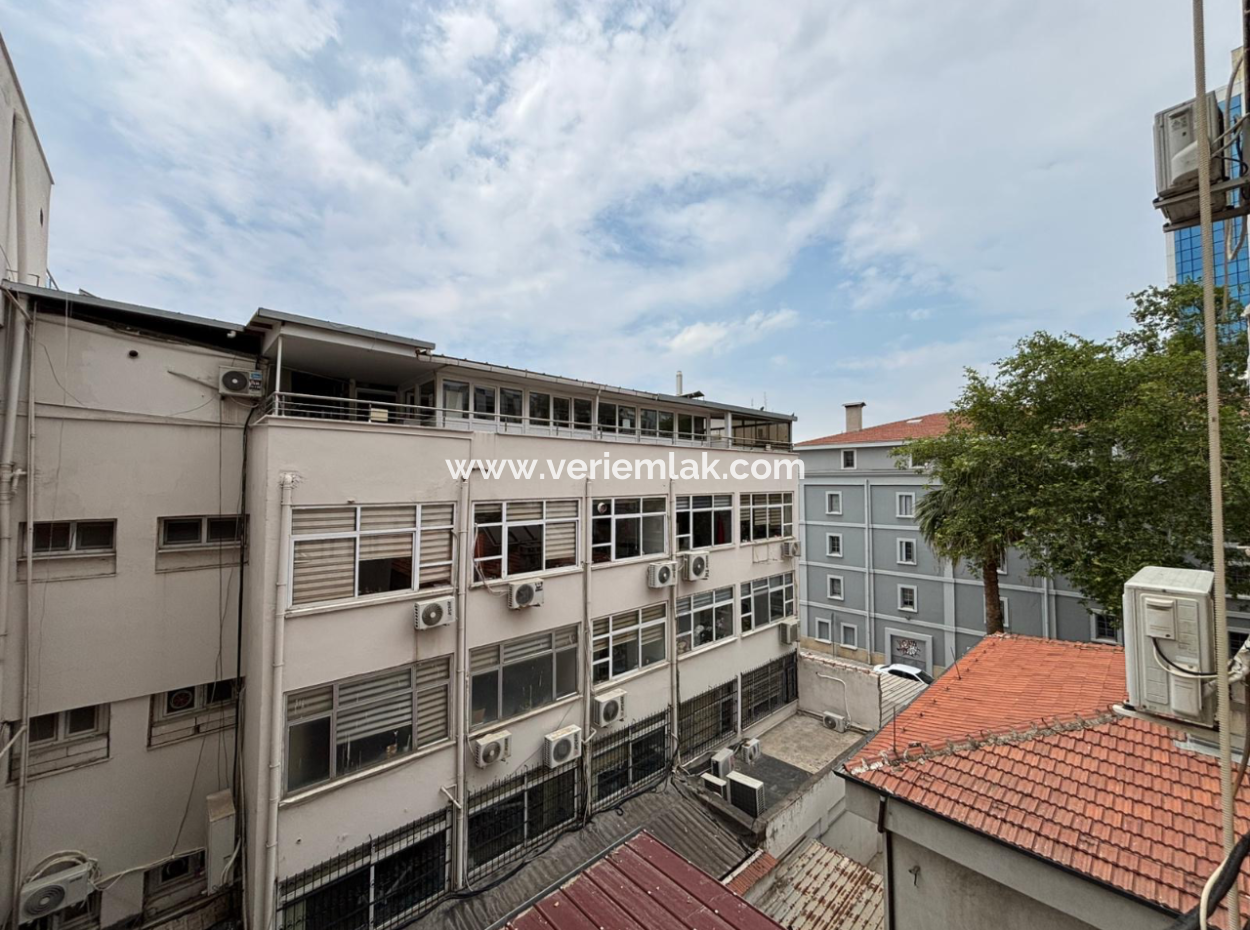 In Der Nähe Des Alsancak Hafens Und Bahnhofs 30 M² Büro Zur Miete