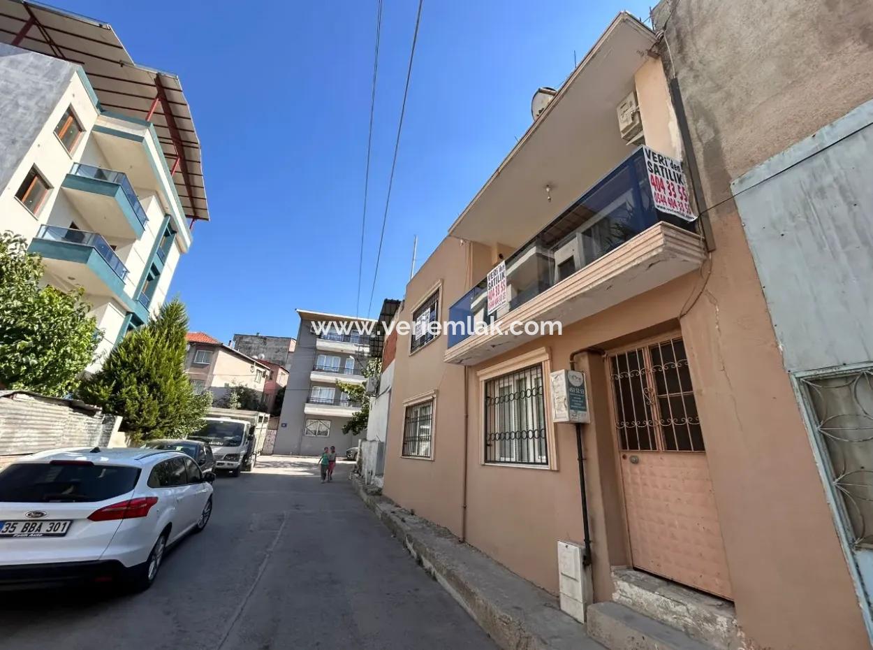 Freistehendes Gebäude Mit 2 Wohnungen Zum Verkauf In Buca İnönü