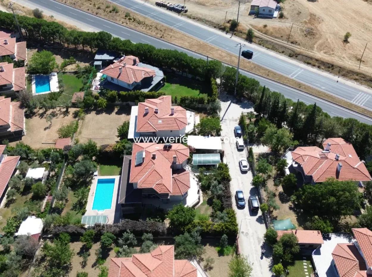 Möblierte Villa Zur Miete Mit Vollständig Freistehendem Pool In Seferihisar Ulamış Turunçevler Sitesi