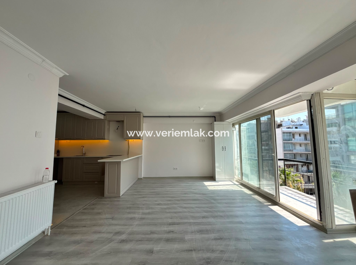 3 1 American Kitchen Am Alsancak Cumhuriyet Boulevard Ist Sowohl Als Büro Als Auch Als Wohnung Mietfertig, Wo Sie Sofort Umziehen Können.