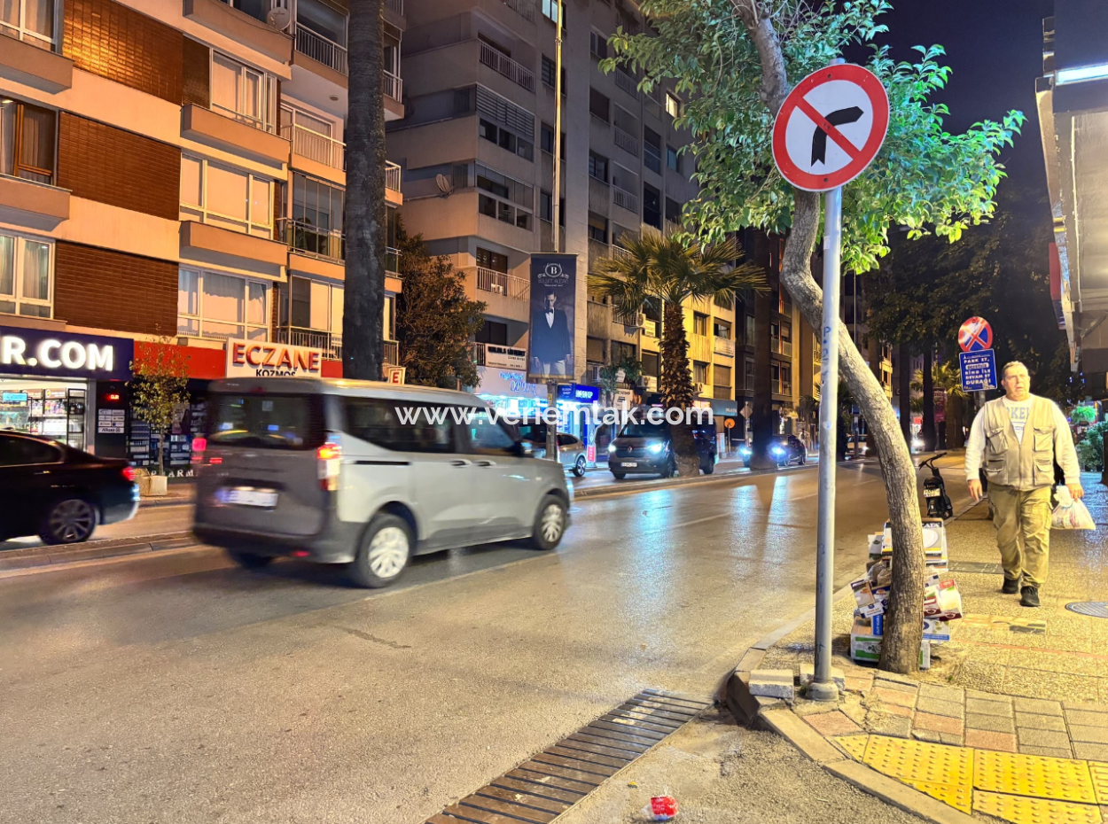 Eckladen Zu Mieten Mit Wc Und Schornstein Am Alsancak Talatpaşa Boulevard!