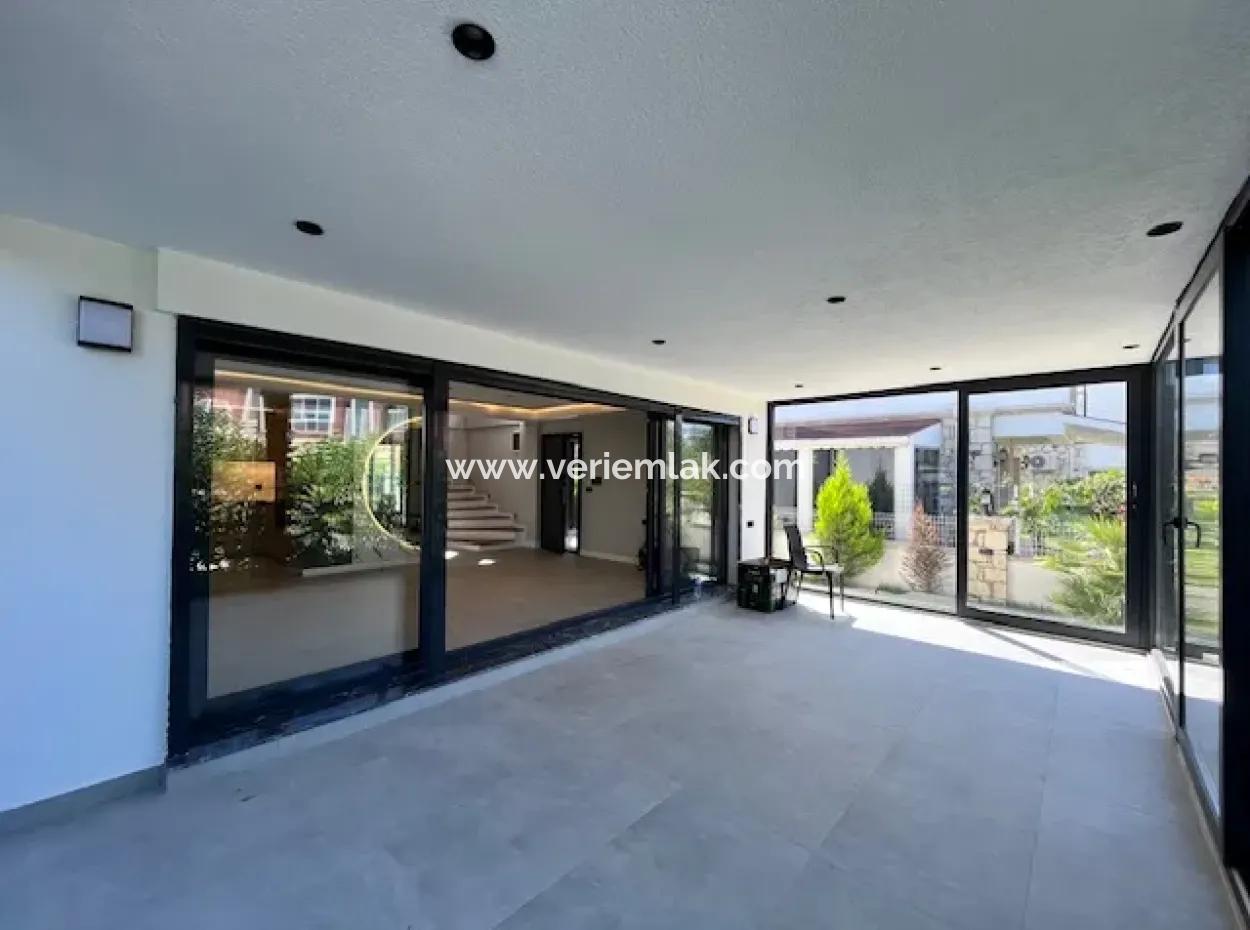 Einzigartige Luxusvilla Mit Wintergarten Und Terrasse In Seferihisar Villas
