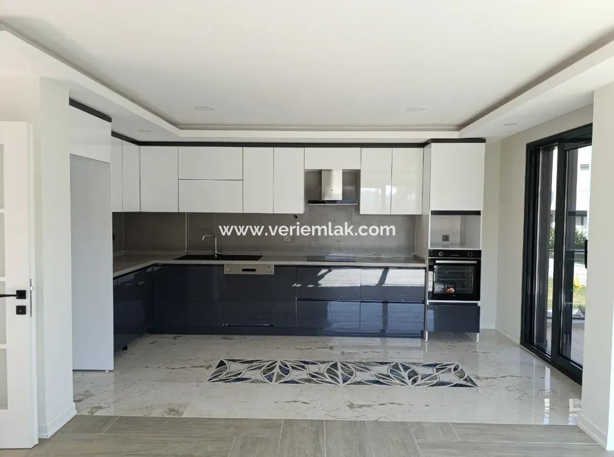 4 1, 180M2 Brandneue Villa Auf Einem Grundstück In Seferihisar Gözsüzler