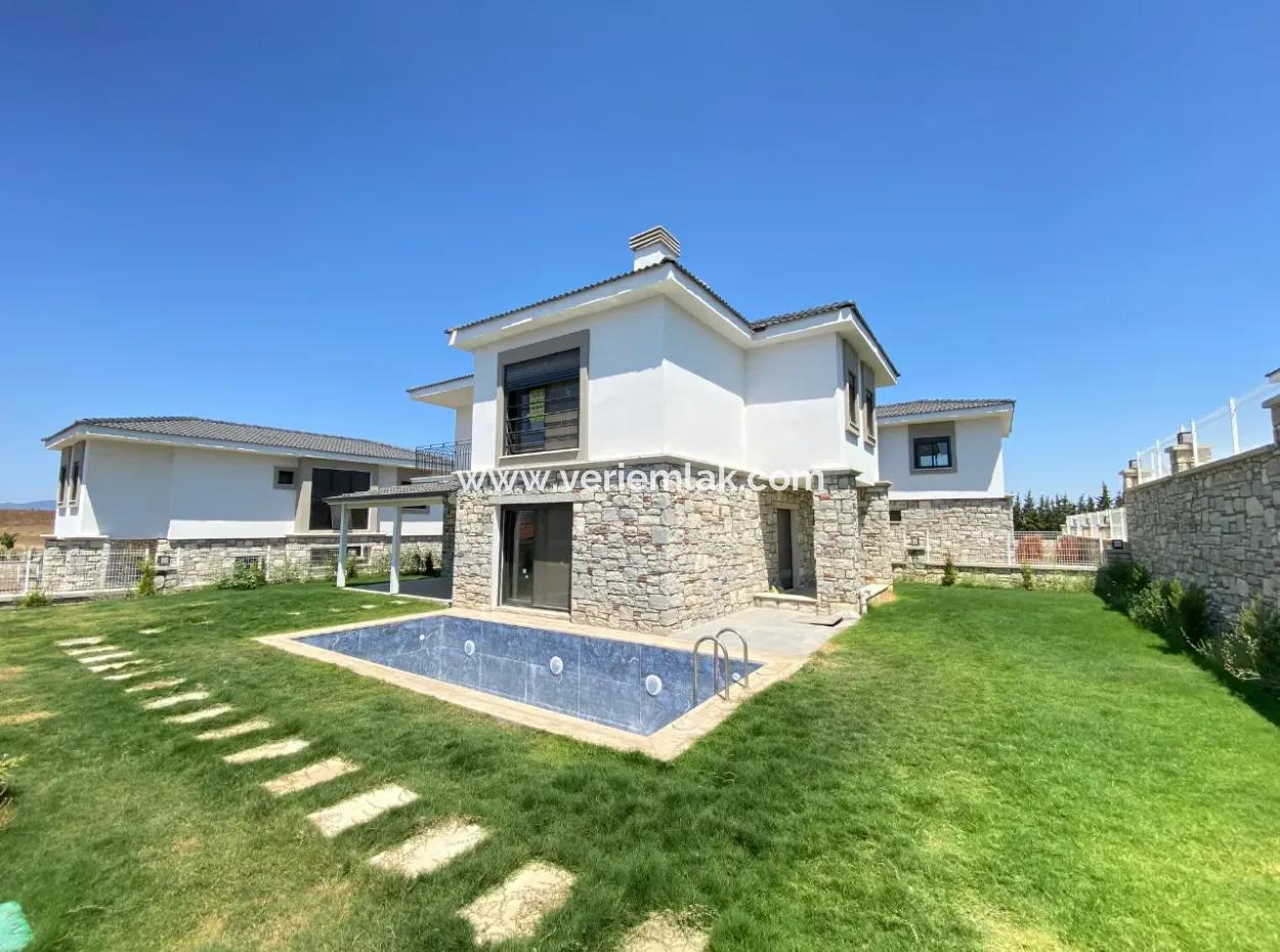 4 1 Villa Zu Verkaufen Mit Pool Und Garten In Seferihisar Akarca