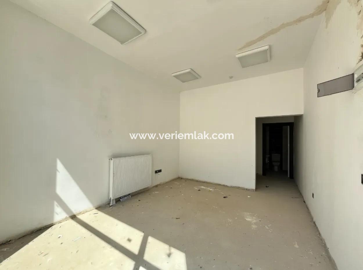 Toki 1. Ein 42 M² Großer Laden Mit Glänzender Zukunft Und Glasfassade In Etap!