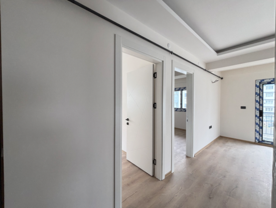 2 1 Wohnung Mit Grossem Balkon Zum Verkauf In Der Nähe Der Hauptstrasse In Seferihisar Camikebir Nachbarschaft