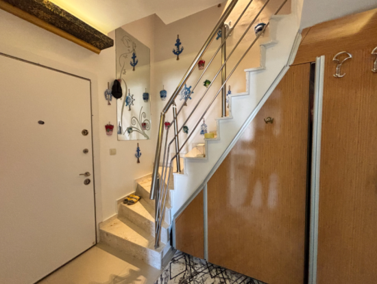 Komfortable Maisonette-Wohnung Zum Verkauf In Der Nachbarschaft Seferihisar Hidirlik