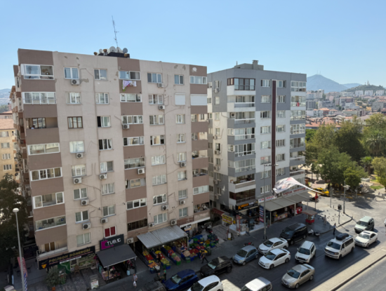 In Der Nähe Des Stadions Göztepe An Der Strasse Mit Komplettsanierung Und Liftparkplatz