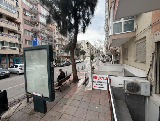 55 M² Gutscheinladen In Der Mithatpaşa-Strasse Gegenüber Dem Historischen Aufzug