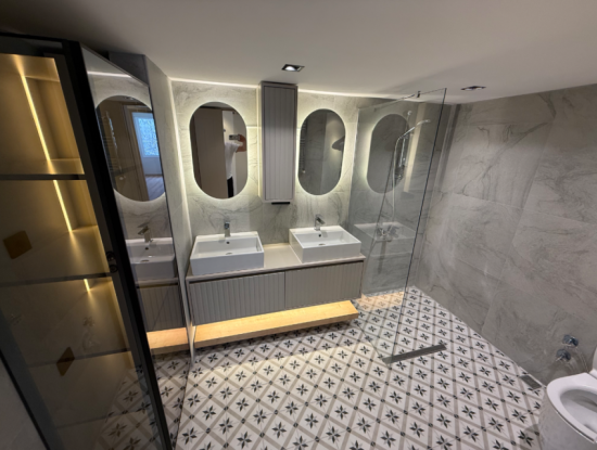 Eck-Entrezzanin-Wohnung Nahe Der Strasse Auf Dem Pressegelände