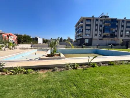 Brandneue 3 1 Wohnung In Einem Komplex Mit Pool In Seferihisar | 140 M² | En-Suite Badezimmer | Separate Küche | Terrasse Mit Aussicht | Große Landschaftsflächen | Geräumiges Wohnen