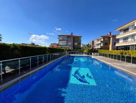 3 1 Wohnung Zu Verkaufen Im Bezirk Seferihisar Camikebir, Bezirk Gözsüzler, In Einem Komplex Mit Pool