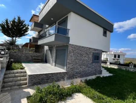 4 Schlafzimmer 1 Wohnzimmer Brandneue Villa Zum Verkauf Mit Grossem Garten In Seferhisar Akarca