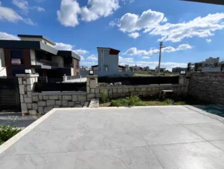 4 Schlafzimmer 1 Wohnzimmer Brandneue Villa Zum Verkauf Mit Grossem Garten In Seferhisar Akarca
