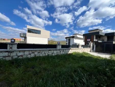4 Schlafzimmer 1 Wohnzimmer Brandneue Villa Zum Verkauf Mit Grossem Garten In Seferhisar Akarca