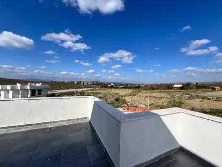 4 Schlafzimmer 1 Wohnzimmer Brandneue Villa Zum Verkauf Mit Grossem Garten In Seferhisar Akarca