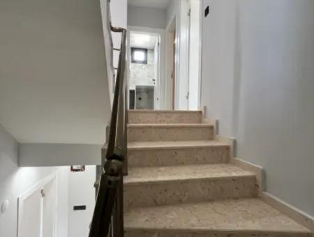 4 Schlafzimmer 1 Wohnzimmer Brandneue Villa Zum Verkauf Mit Grossem Garten In Seferhisar Akarca