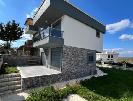 4 Schlafzimmer 1 Wohnzimmer Brandneue Villa Zum Verkauf Mit Grossem Garten In Seferhisar Akarca