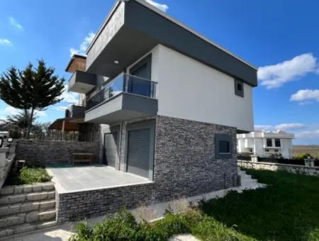 4 Schlafzimmer 1 Wohnzimmer Brandneue Villa Zum Verkauf Mit Grossem Garten In Seferhisar Akarca