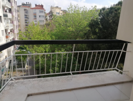 In Der Nähe Der Alsancak Mimarsinan Straße Gegenüber Dem Ege Sağlık Krankenhaus 1 1 Möblierte Wohnung Zu Vermieten!