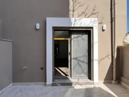 Neue Wohnung Mit Terrasse Und Balkon, Gebaut Mit Hochwertiger Verarbeitung In Seferihisar Hidirlik