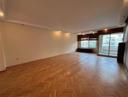 Büro Zu Vermieten In Der Nähe Der Gül-Straße, Dem Favoriten Von Alsancak!