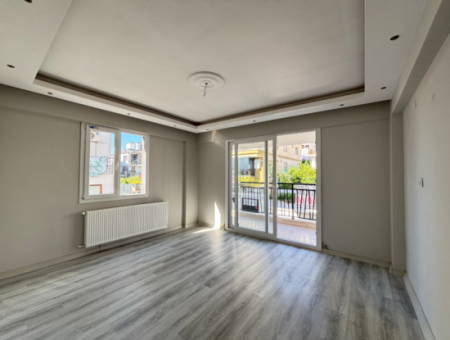 3 1 Wohnung Zum Verkauf Mit Geschlossener Küche, Grossem Balkon In Seferihisar Camikebir Nachbarschaft
