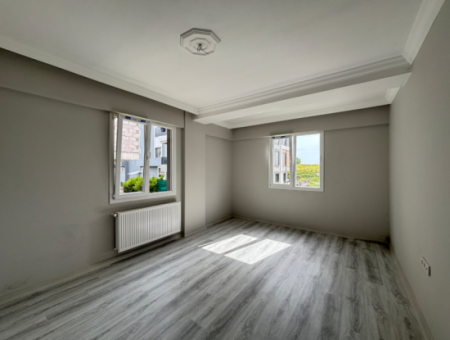 3 1 Wohnung Zum Verkauf Mit Geschlossener Küche, Grossem Balkon In Seferihisar Camikebir Nachbarschaft