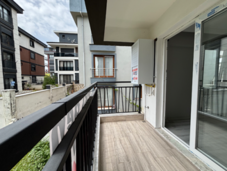 3 1 Wohnung Zum Verkauf Mit Geschlossener Küche, Grossem Balkon In Seferihisar Camikebir Nachbarschaft